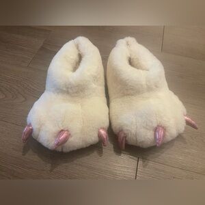 Cat & Jack Fluffy Cream Pet Paw Slippers with Pink Claws girls 4/5